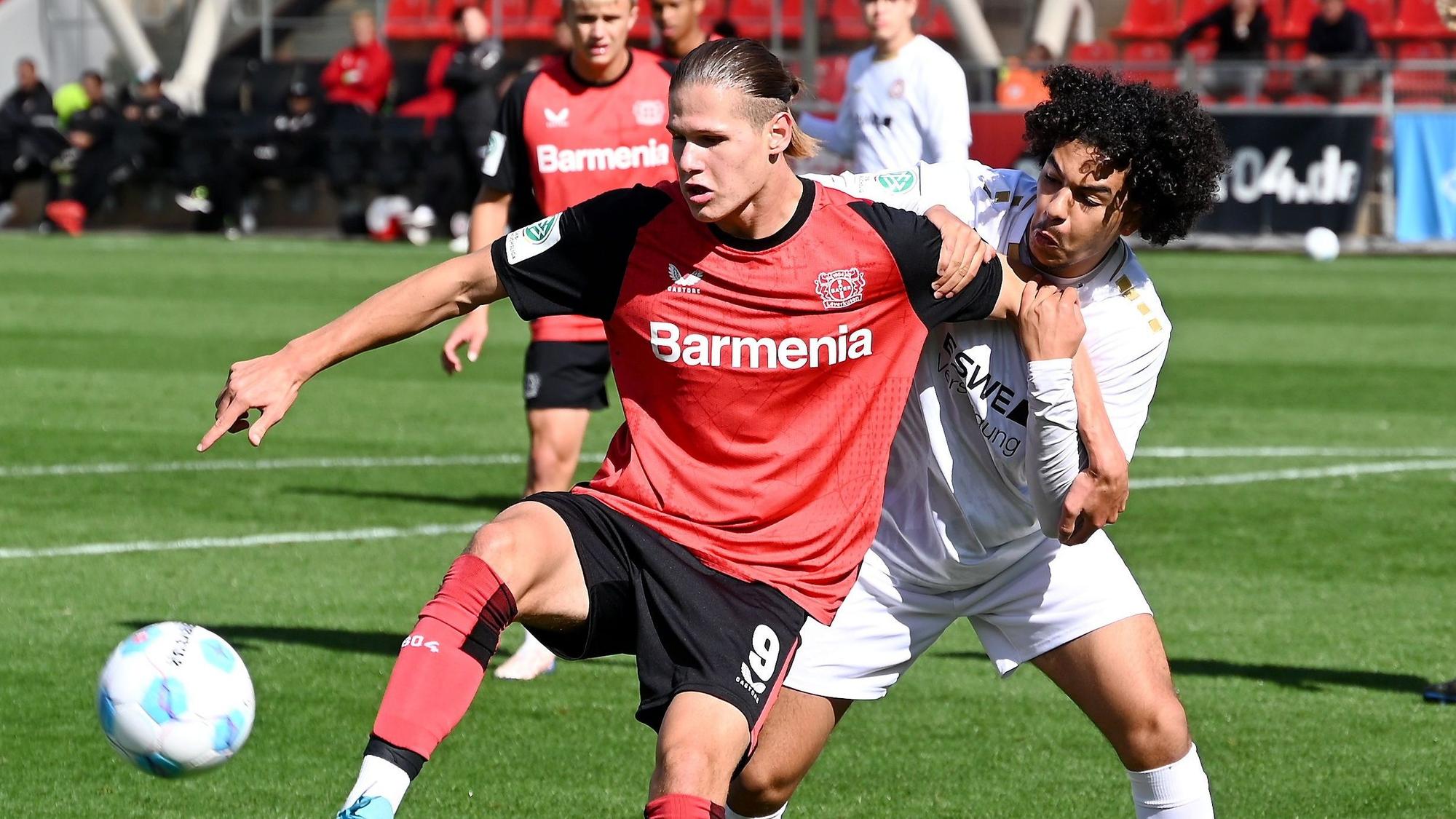 28.09.2024, Fussball-A-Jugend-Bayer 04 - Wiesbaden
links: Artem Stepanov (Bayer)
rechts: Amir Bennis (Wiesbaden)
Foto: Uli Herhaus