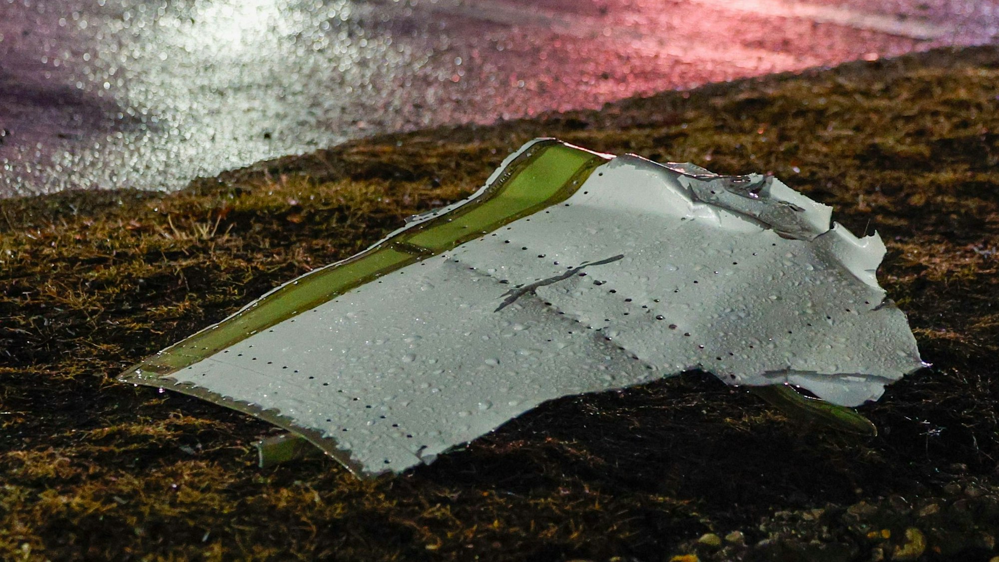 Trümmerteile sind auf dem Parkplatz von Macy's zu sehen, nachdem ein Kleinflugzeug in der Nähe der Roosevelt Mall abgestürzt ist.