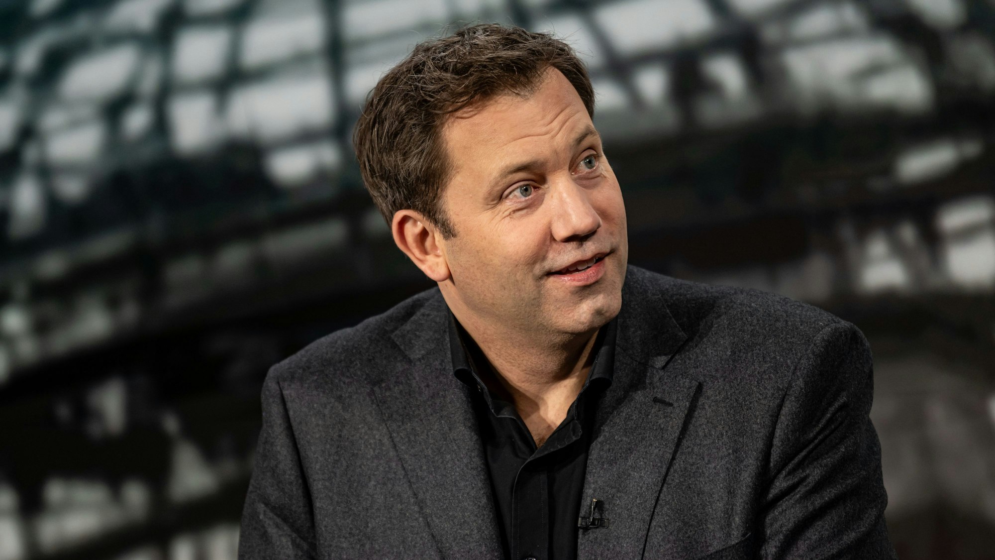 Lars Klingbeil (SPD), Parteivorsitzender, steht zum TV-Duell von Welt TV im Studio.