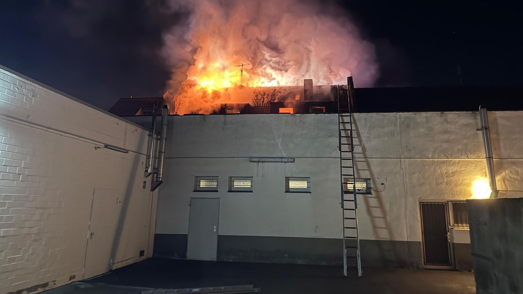 Von diesem Flachdach aus konnte die Feuerwehr die Menschen retten.