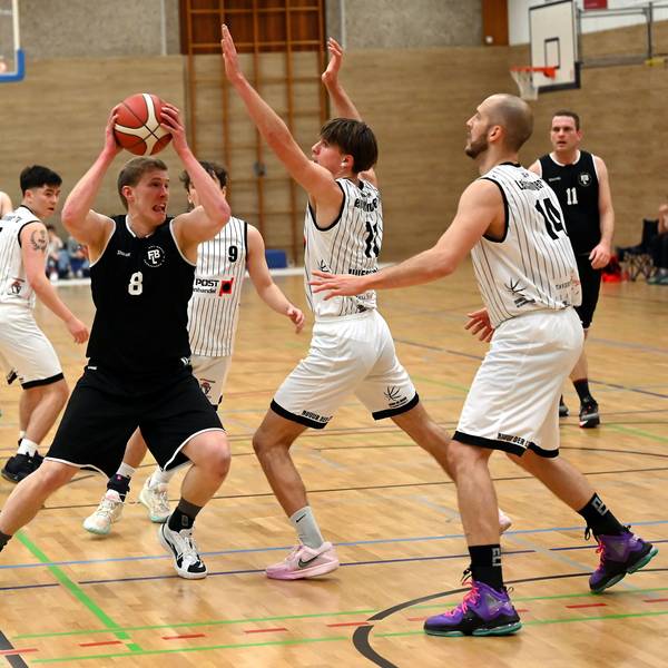 01.02.2025, Basketball-Leichlinger TV- Fast Breack Leverkusen
links: Adrian Brückmann (Fast Breack)
mitte: Kjell Elberding (Leichlingen)
Foto: Uli Herhaus