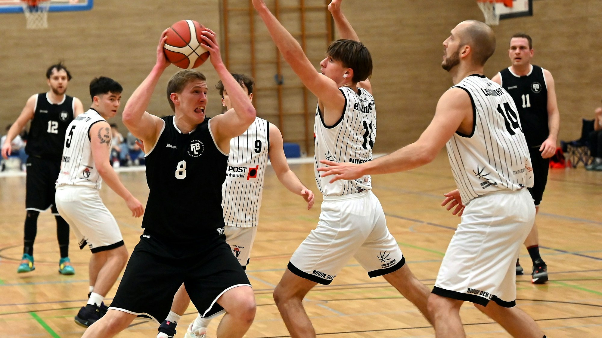 01.02.2025, Basketball-Leichlinger TV- Fast Breack Leverkusen
links: Adrian Brückmann (Fast Breack)
mitte: Kjell Elberding (Leichlingen)
Foto: Uli Herhaus