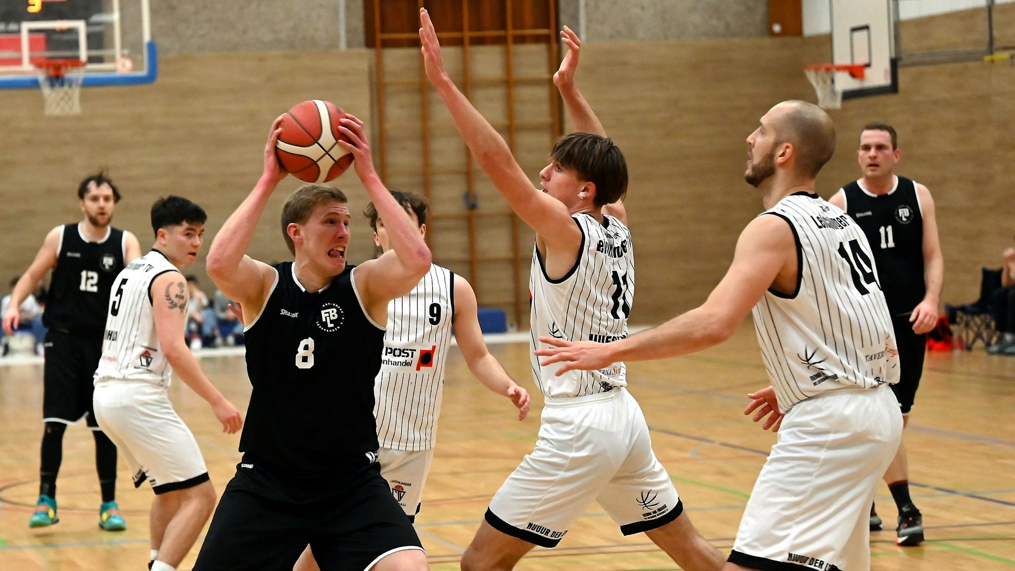 01.02.2025, Basketball-Leichlinger TV- Fast Breack Leverkusen
links: Adrian Brückmann (Fast Breack)
mitte: Kjell Elberding (Leichlingen)
Foto: Uli Herhaus