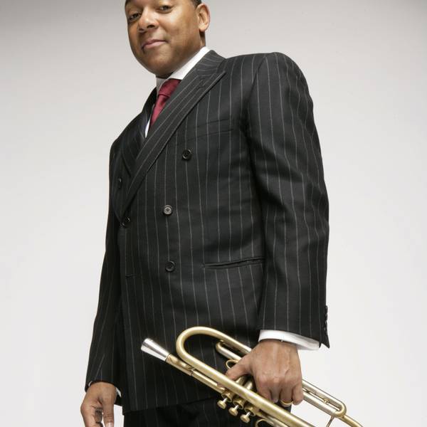 Wynton Marsalis schaut in die Kamera.