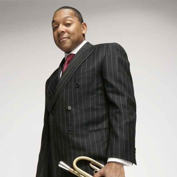 Wynton Marsalis schaut in die Kamera.