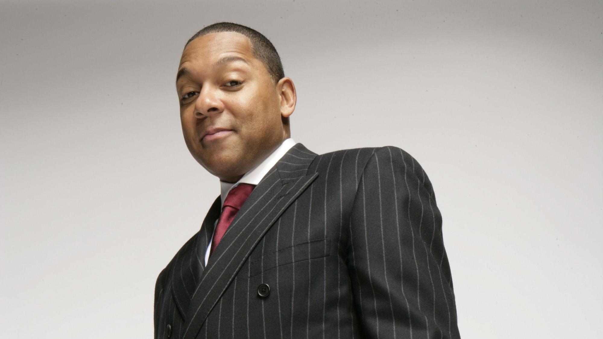 Wynton Marsalis schaut in die Kamera.
