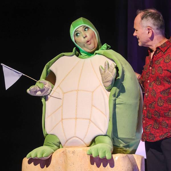 Britt Löwenstrom in Schildkrötenkostüm und Hartmut Ernst als Bauchredner daneben.