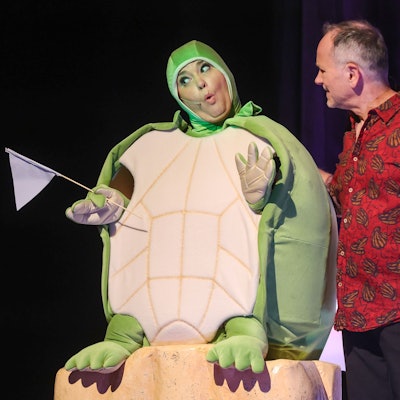 Britt Löwenstrom in Schildkrötenkostüm und Hartmut Ernst als Bauchredner daneben.