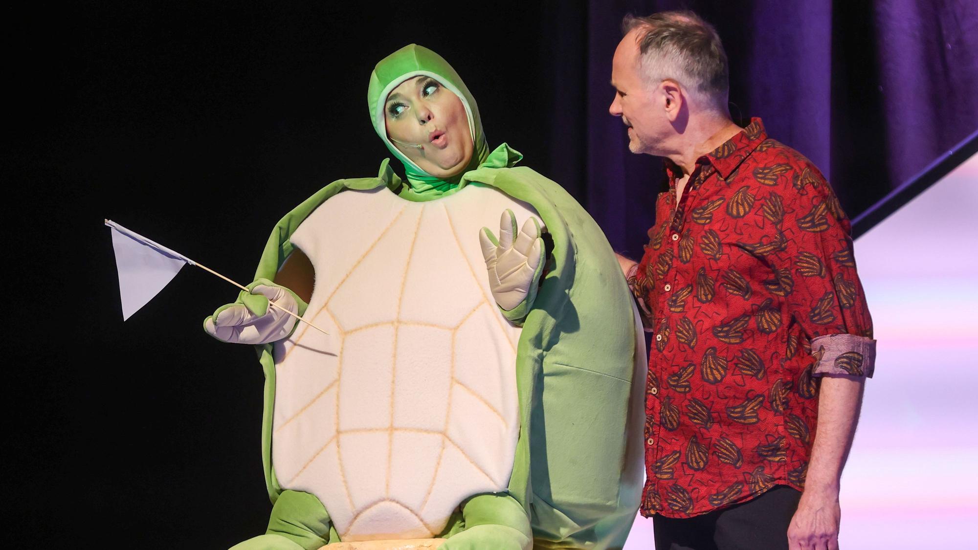 Britt Löwenstrom in Schildkrötenkostüm und Hartmut Ernst als Bauchredner daneben.