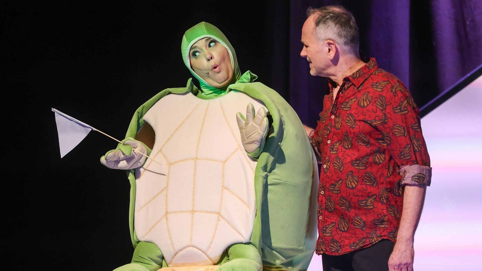 Britt Löwenstrom in Schildkrötenkostüm und Hartmut Ernst als Bauchredner daneben.