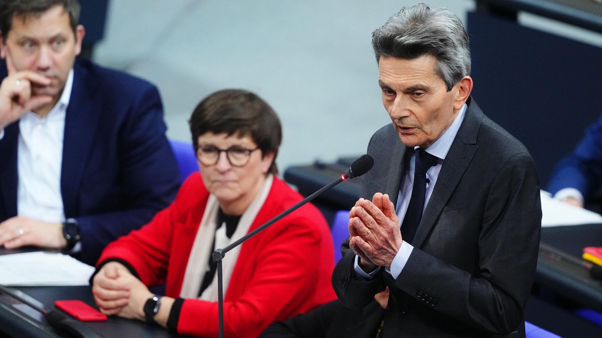 Rolf Mützenich, Vorsitzender der SPD-Bundestagsfraktion, spricht während der Debatte zur Migration im Plenarsaal im Bundestag. Im Hintergrund sind die SPD-Vorsitzenden Lars Klingbeil und Saskia Esken zu sehen.