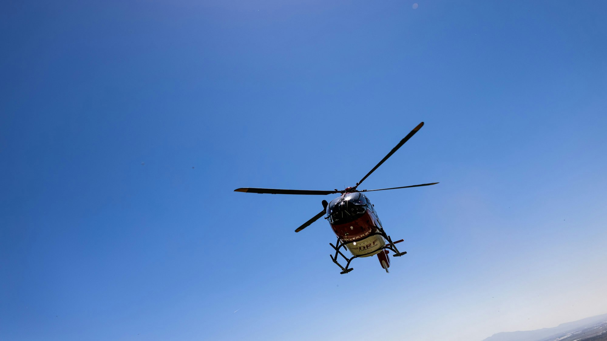 Ein Rettungshubschrauber setzt zur Landung an.