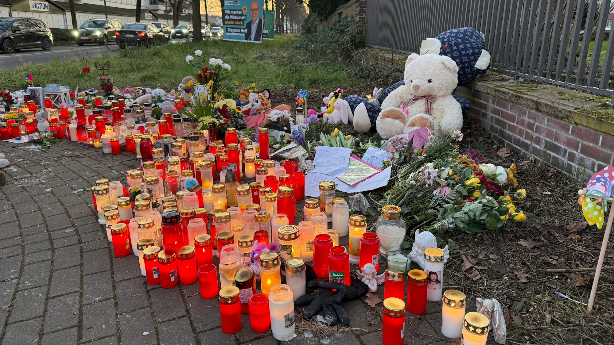 Kerzen und Blumen an einer Unfallstelle.