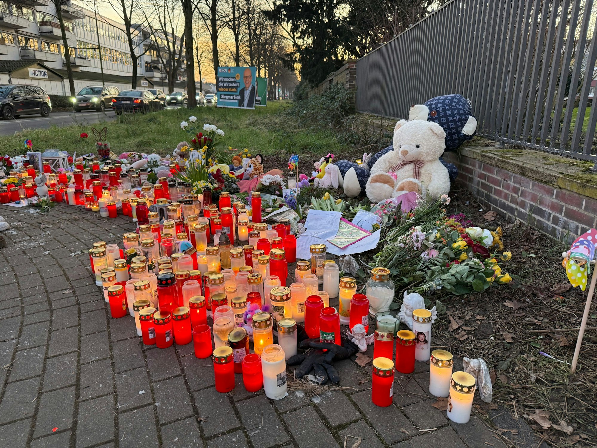 Ein mehr an Kerzen und Erinnerungen an der Stelle, wo am Donnerstag eine elf Jahre alte Schülerin von einem Auto erfasst wurde.