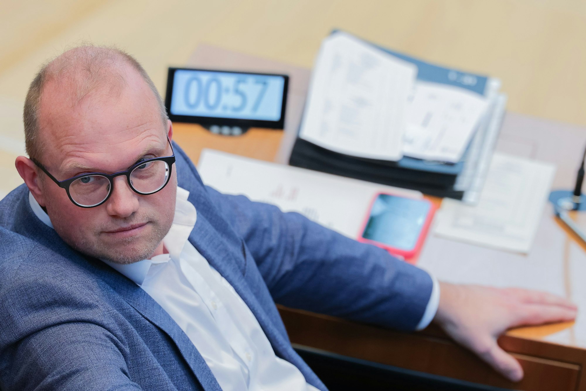 Jochen Ott, Vorsitzender der SPD-Fraktion in Nordrhein-Westfalen und Oppositionsführer, sitzt im Plenum des Landtags.