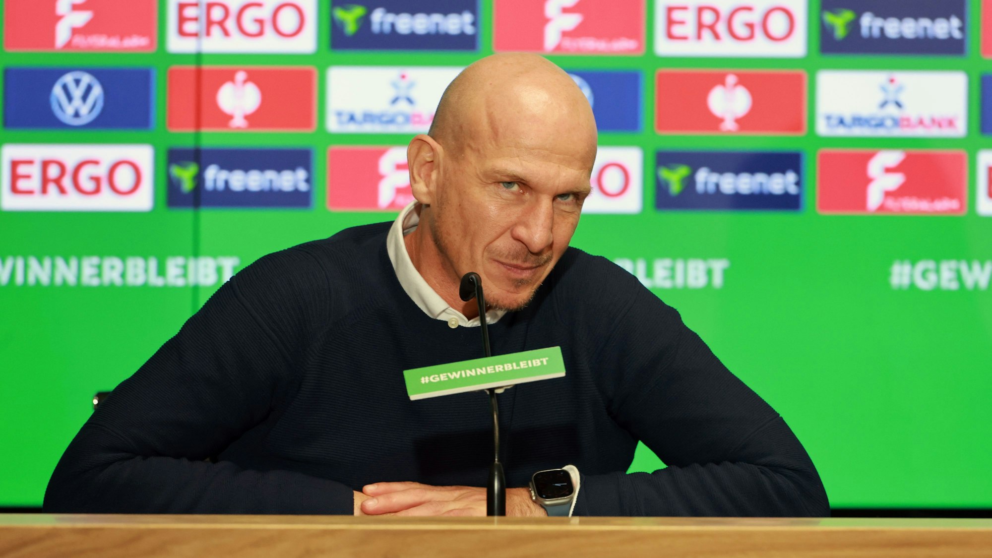 FC-Trainer Gerhard Struber spricht auf einer Pressekonferenz am Geißbockheim. Am Mittwoch, 5. Februar, ist seine Mannschaft bei Bayer 04 Leverkusen gefordert.