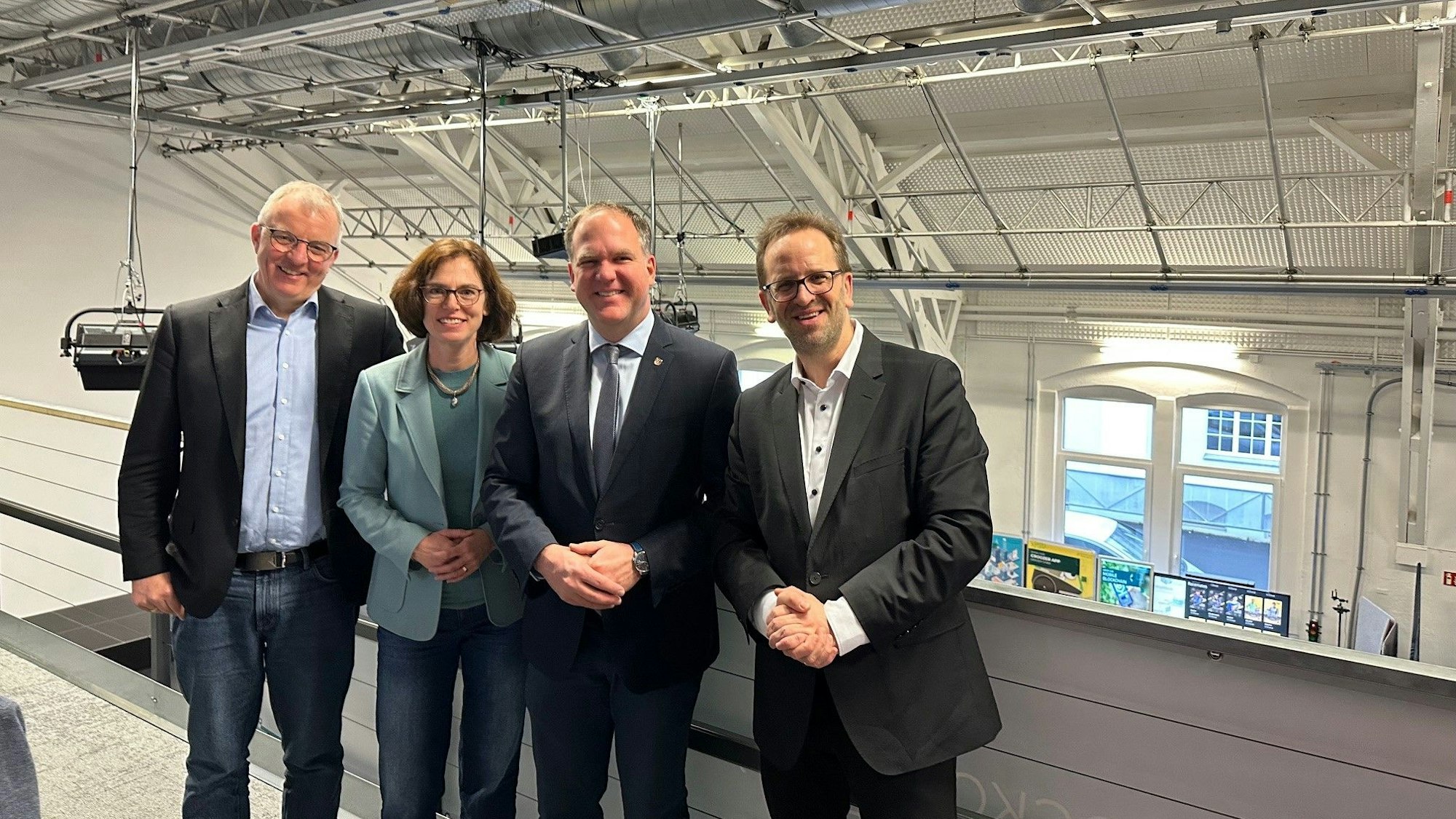 Das Foto zeigt die Gesprächspartner auf der Empore des ehemaligen TV-Studios auf dem Euronova Campus.