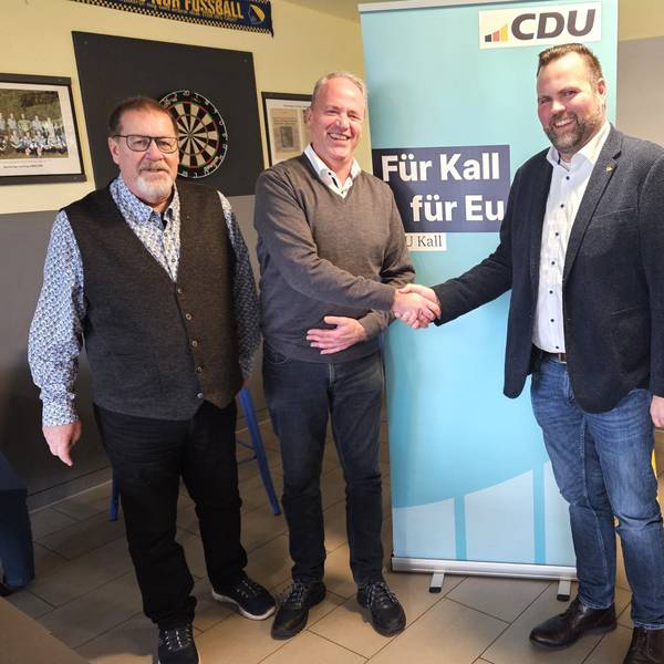 Nach der Entscheidung der CDU-Spitze im November, Michael Kehren zum Bürgermeister-Kandidaten der Kaller CDU zu küren, gratulierte Hermann-Josef Esser dem neuen Kandidaten.