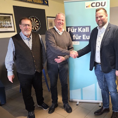 Nach der Entscheidung der CDU-Spitze im November, Michael Kehren zum Bürgermeister-Kandidaten der Kaller CDU zu küren, gratulierte Hermann-Josef Esser dem neuen Kandidaten.