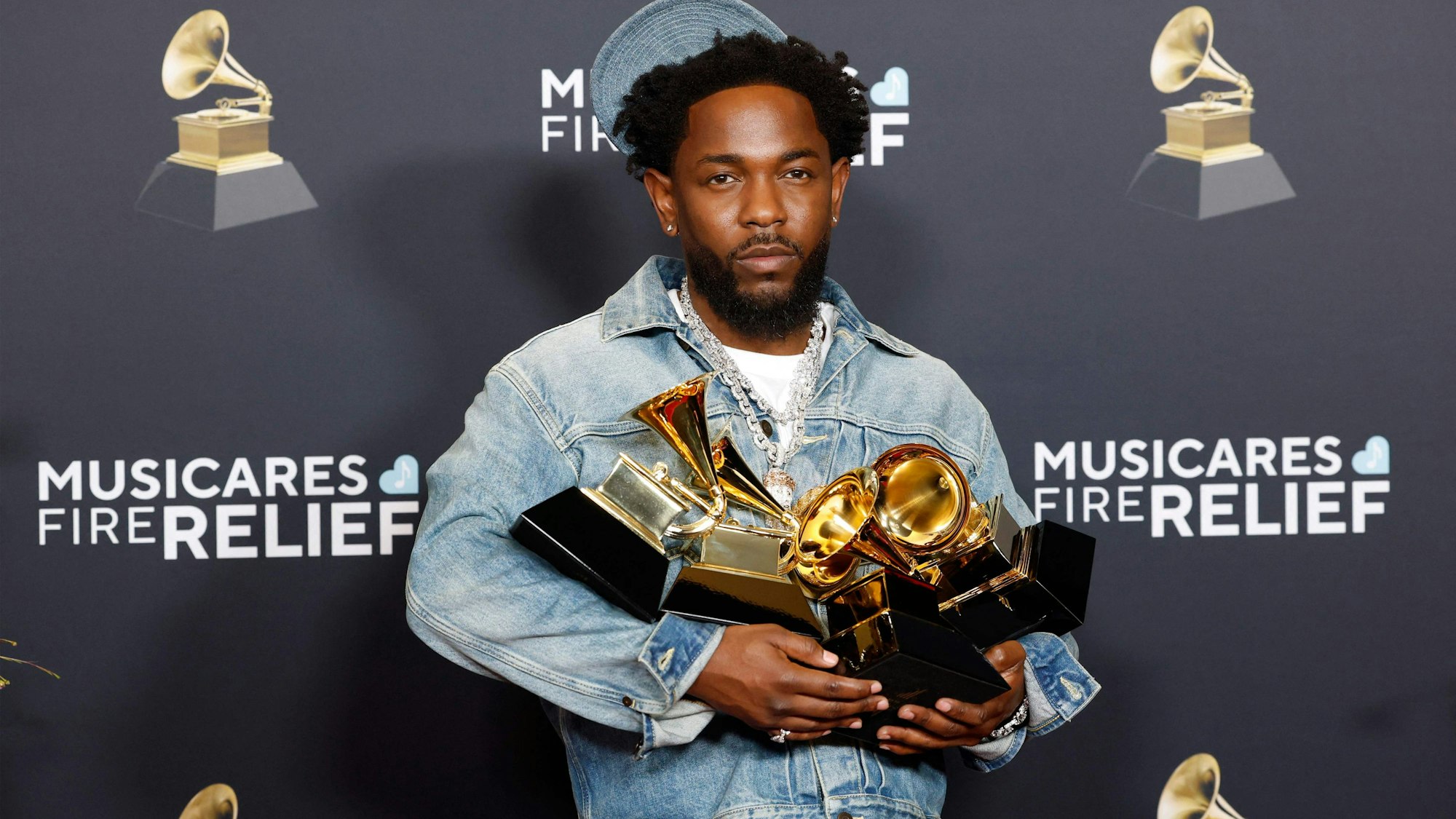 LOS ANGELES, CALIFORNIA - FEBRUARY 02: (FOR EDITORIAL USE ONLY) Kendrick Lamar, winner of Record Of The Year, Best Rap Performance, Best Rap Song, Best Music Video and Song Of The Year for Not Like Us, poses in the press room during the 67th GRAMMY Awards at Crypto.com Arena on February 02, 2025 in Los Angeles, California.   Frazer Harrison/Getty Images/AFP (Photo by Frazer Harrison / GETTY IMAGES NORTH AMERICA / Getty Images via AFP)