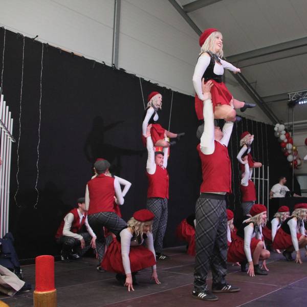 Während des Auftritts des Bürvenicher Danzspektakels heben einige Männer die Tänzerinnen in die Höhe.