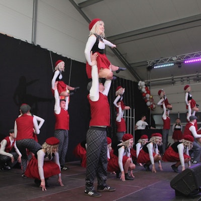 Während des Auftritts des Bürvenicher Danzspektakels heben einige Männer die Tänzerinnen in die Höhe.