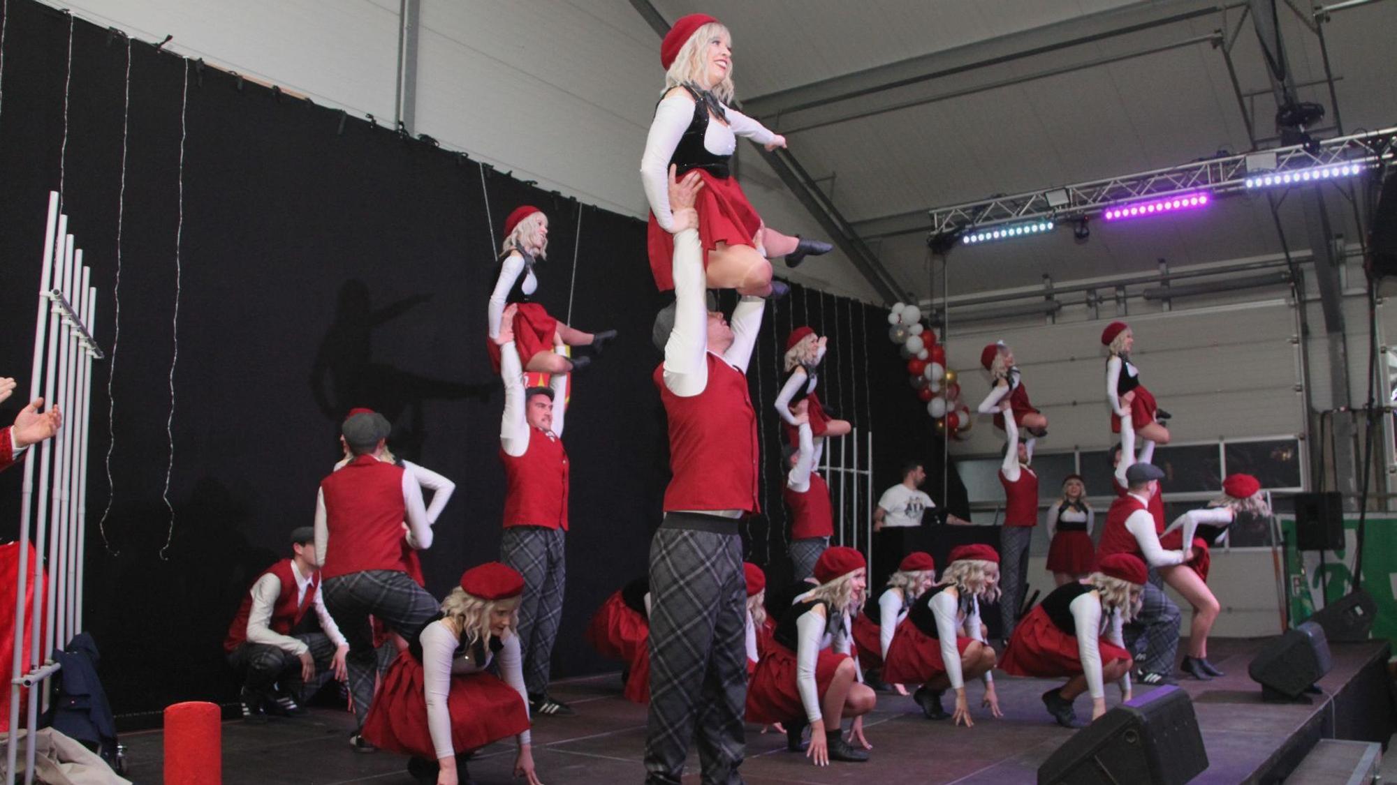 Während des Auftritts des Bürvenicher Danzspektakels heben einige Männer die Tänzerinnen in die Höhe.
