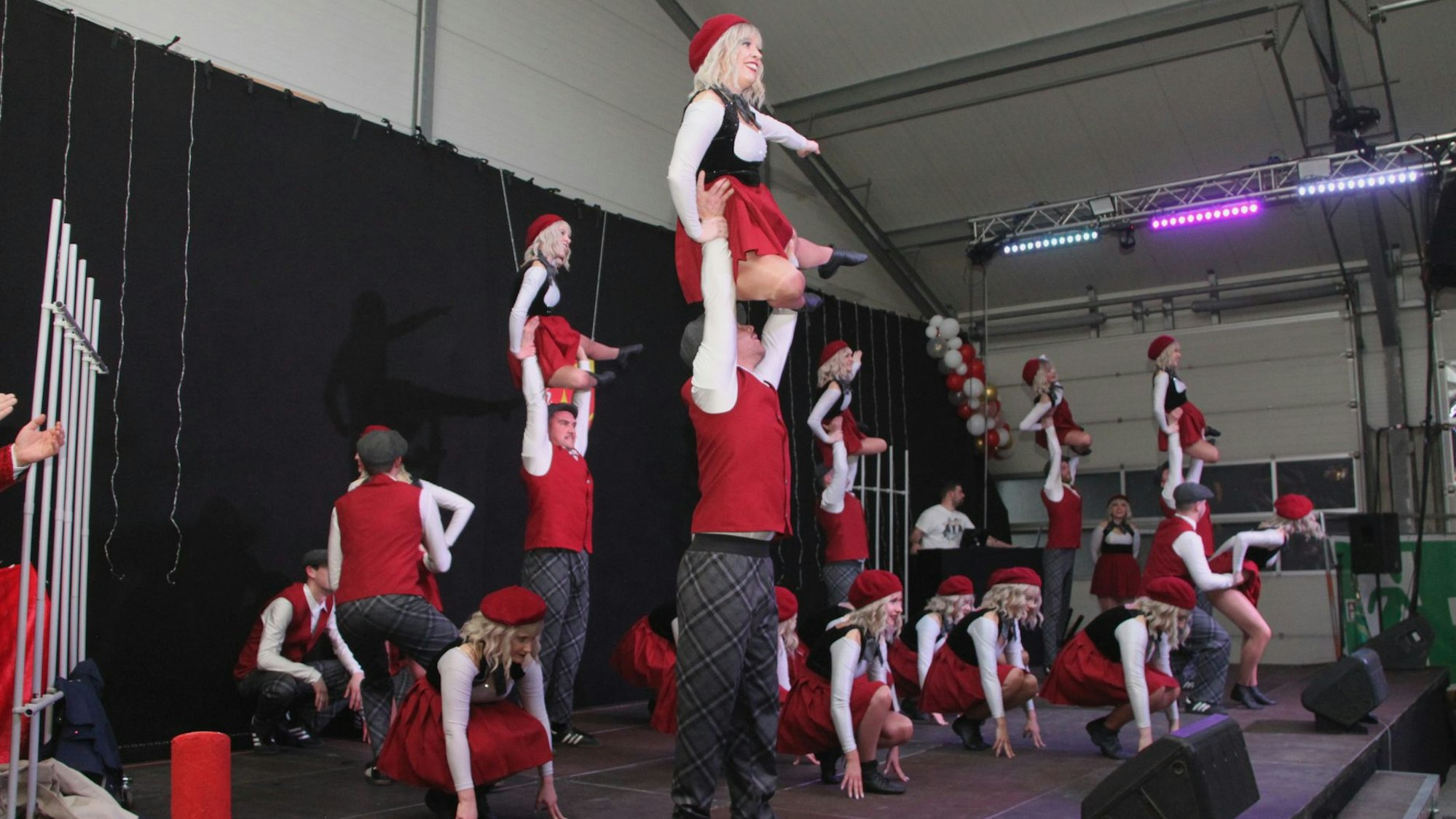 Während des Auftritts des Bürvenicher Danzspektakels heben einige Männer die Tänzerinnen in die Höhe.