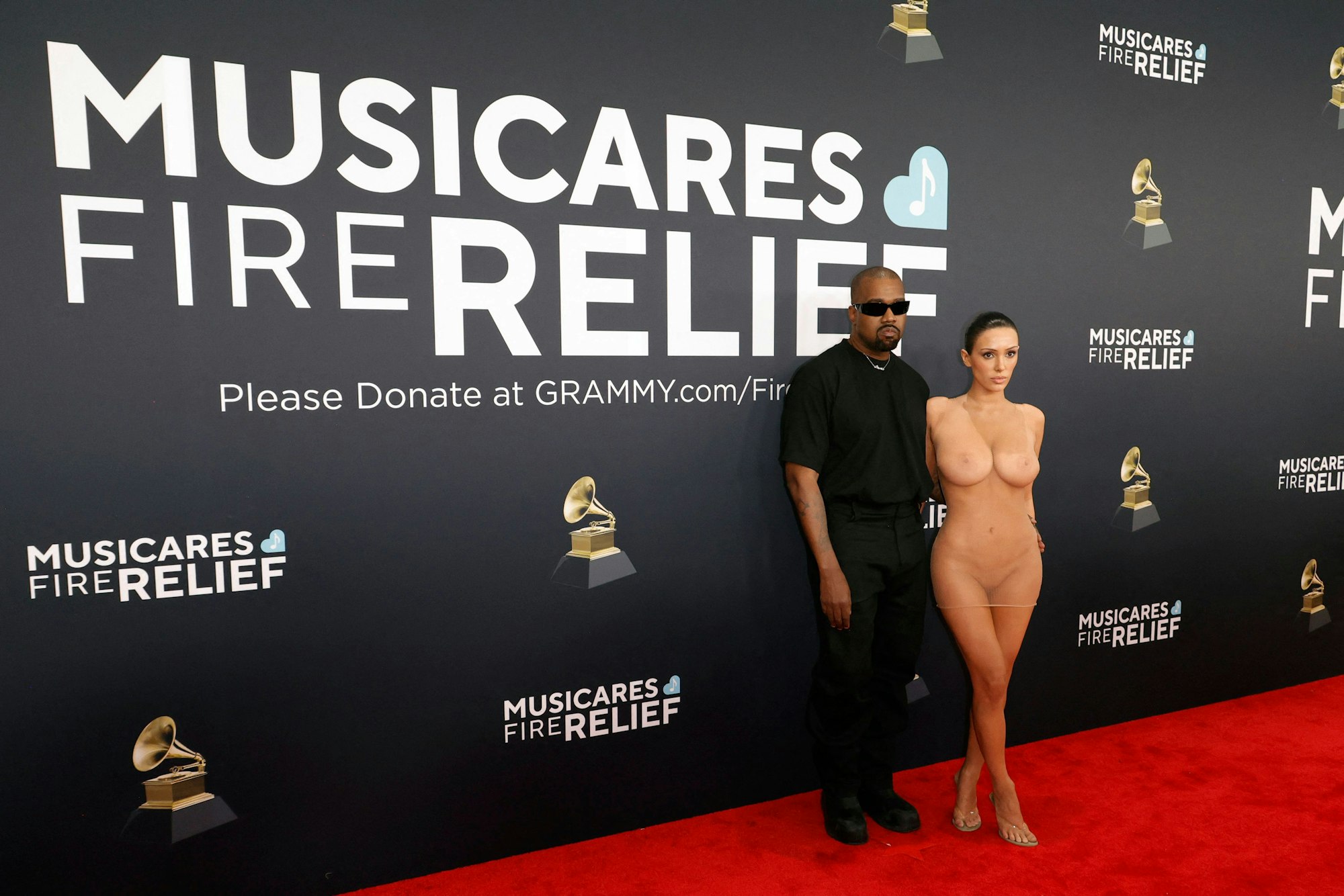 Das Bild zeigt US-Rapper Kanye West und seine Ehefrau Bianca Censori bei der Verleihung der Grammy-Awards 2025.
