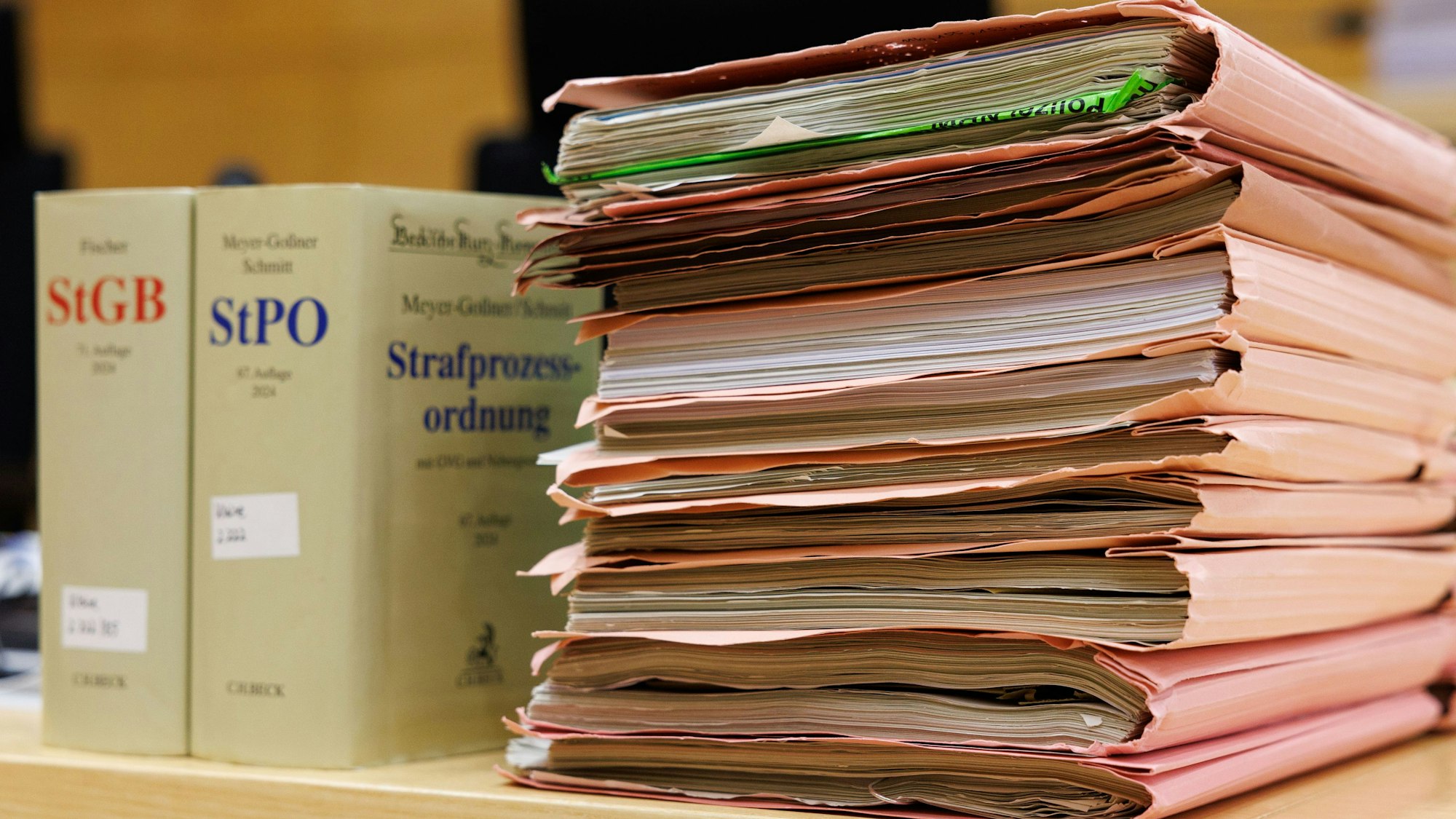 Prozessakten liegen in einem Saal vom Landgericht.