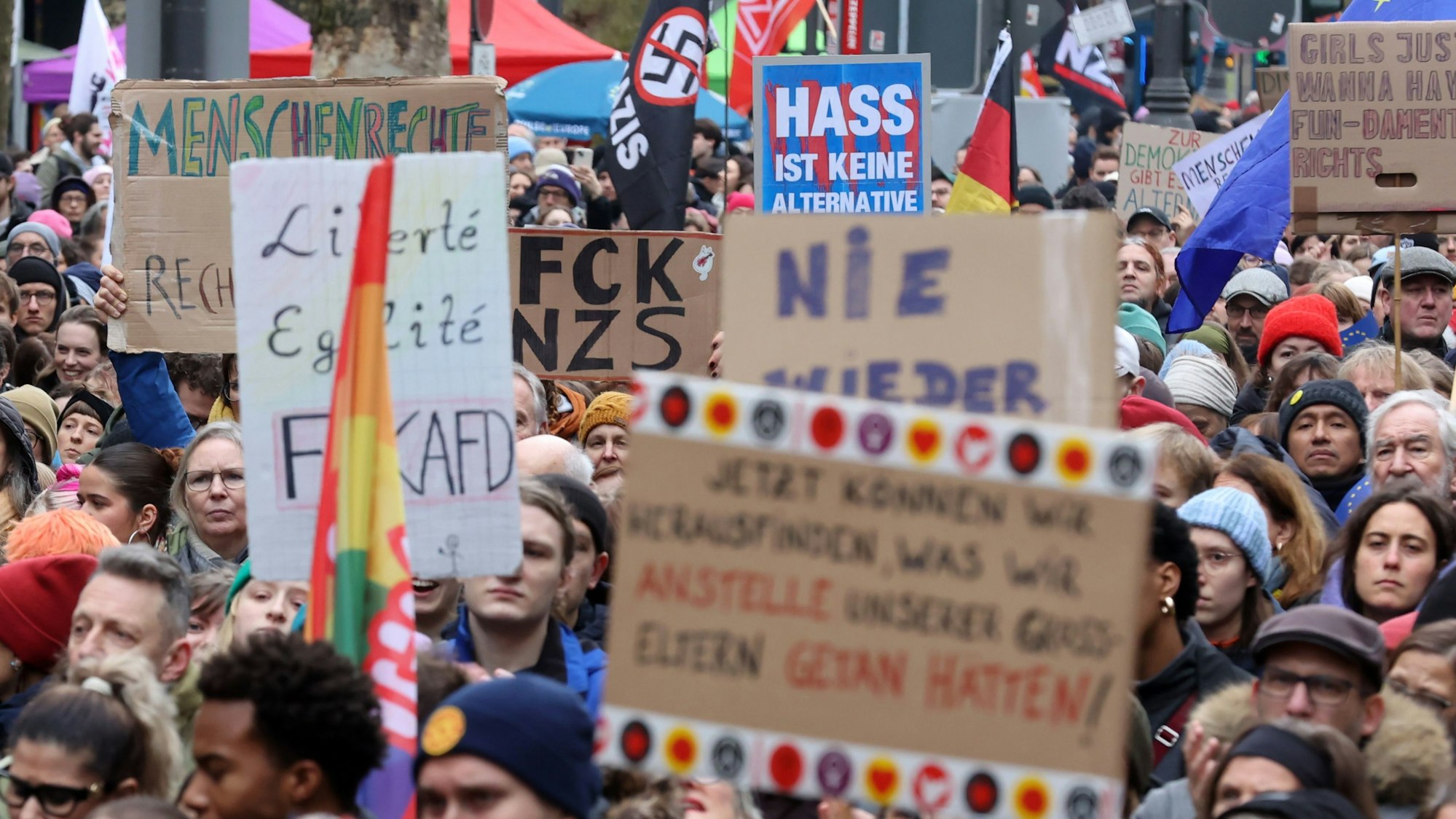 Das Bündnis „Köln stellt sich quer“ hatte unter dem Motto „#5vor12“ die Demonstranten dazu aufgerufen, die Demokratie zu verteidigen.