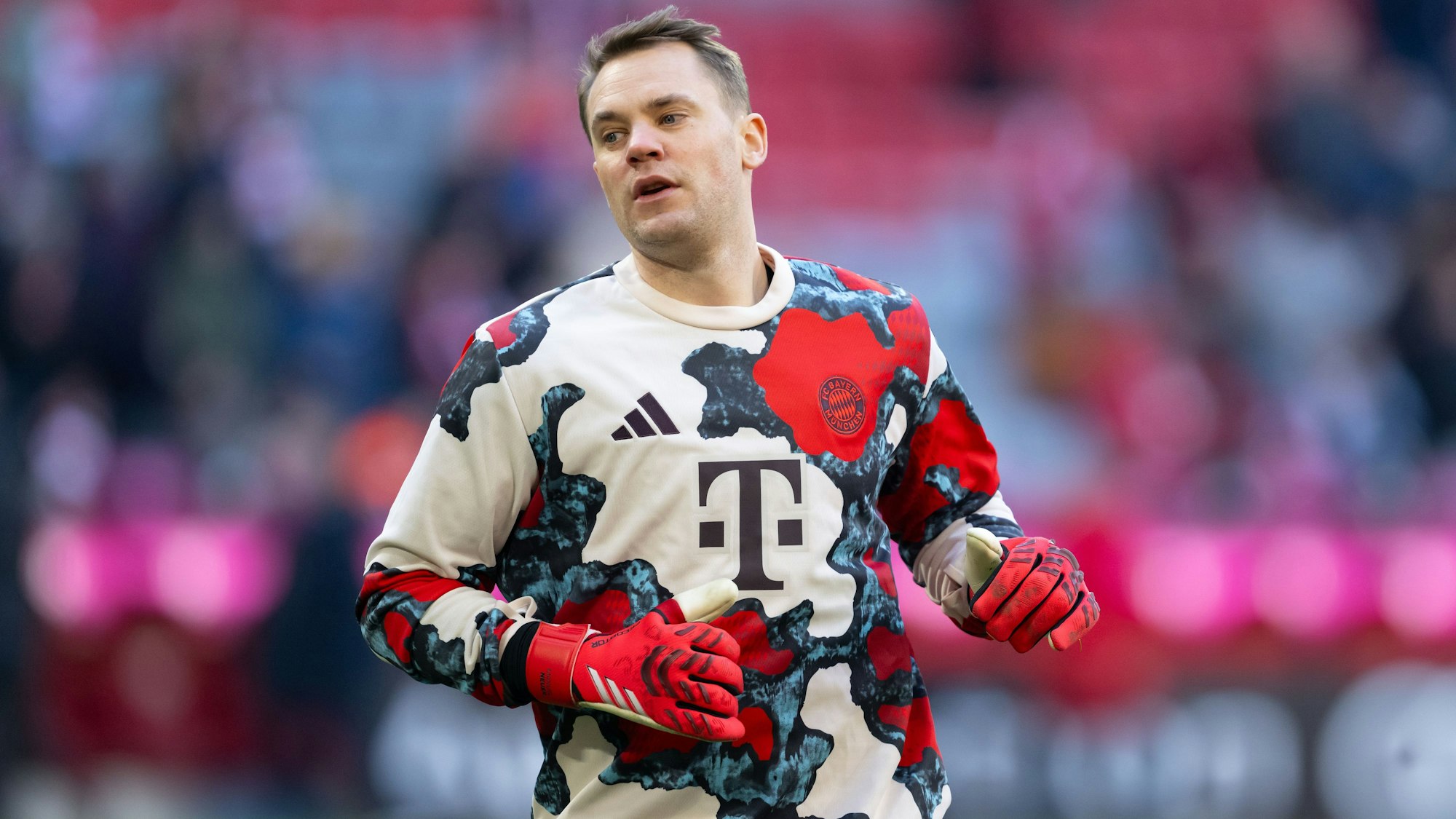 Torwart Manuel Neuer von München wärmt sich auf.