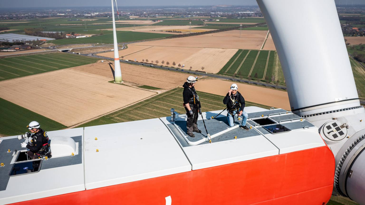 Reporter Peter Berger (rechts) auf einer Windkraftanlage. Foto: Jonas Dahlke / LEE NRW (Landesverband Erneuerbare Energien NRW)