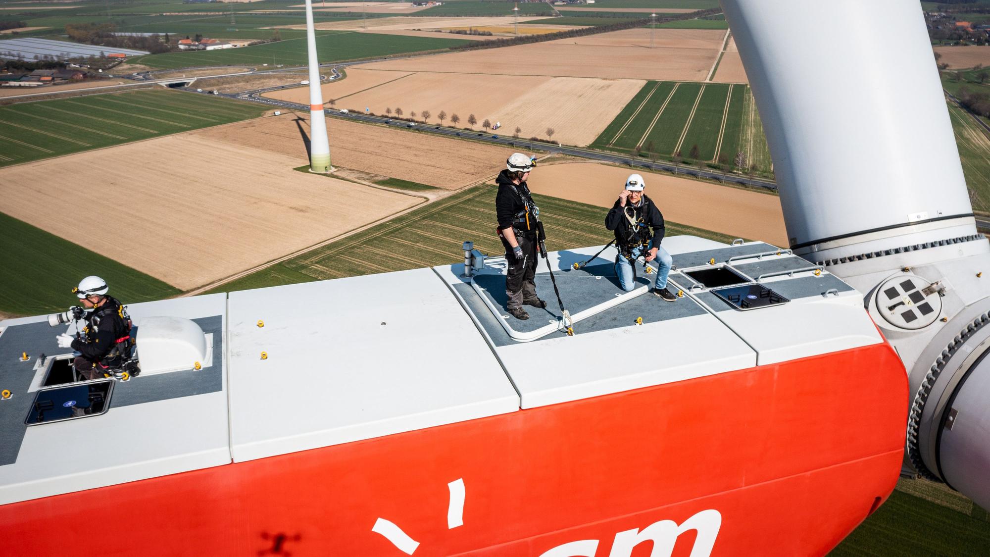 Reporter Peter Berger (rechts) auf einer Windkraftanlage. Foto: Jonas Dahlke / LEE NRW (Landesverband Erneuerbare Energien NRW)