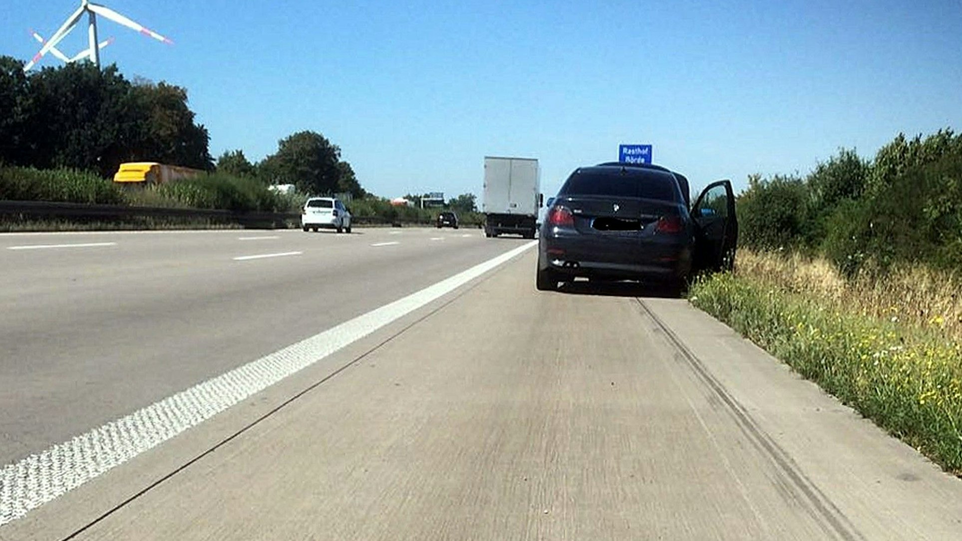 Ein Auto mit einer Panne auf dem Seitenstreifen. (Symbolfoto)
