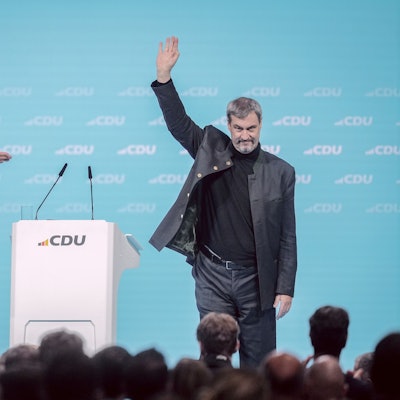 03.02.2025, Berlin: Friedrich Merz (l), Kanzlerkandidat der CDU und CDU Bundesvorsitzender, zeicht auf Markus Söder, CSU-Vorsitzender und Ministerpräsident von Bayern, beim 37. Bundesparteitag der CDU.