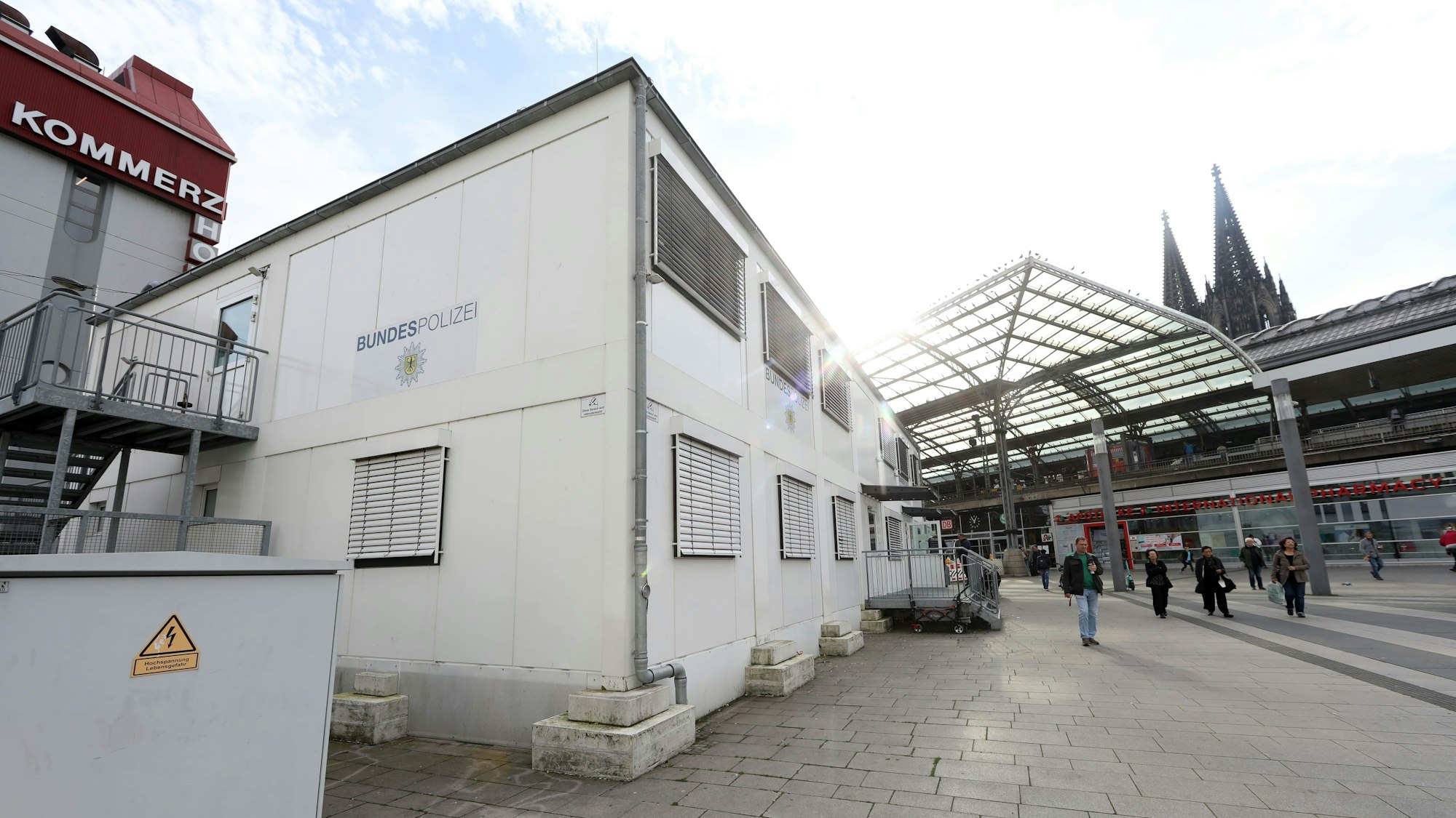 Die derzeitige Wache der Bundespolizei am Hauptbahnhof besteht aus aufeinander gestapelten Containern auf dem Breslauer Platz.