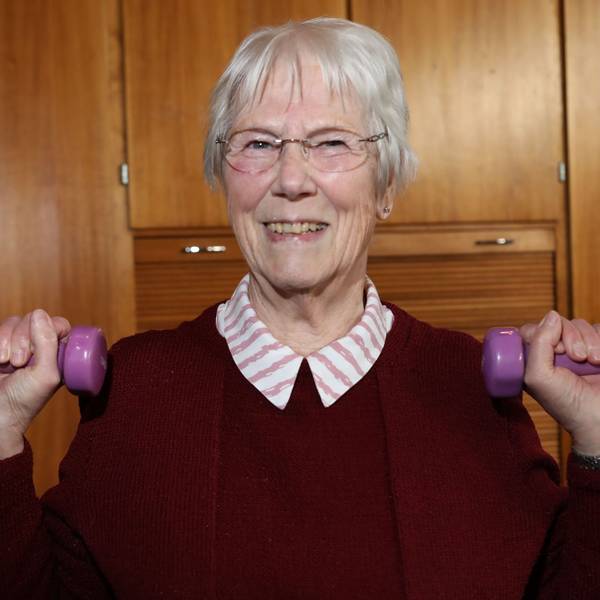 Helga Niggenaber (85) beim Gymnastikkurs im Gemeindesaal: „Nach einer Stunde Bewegung geht es mir gut!“