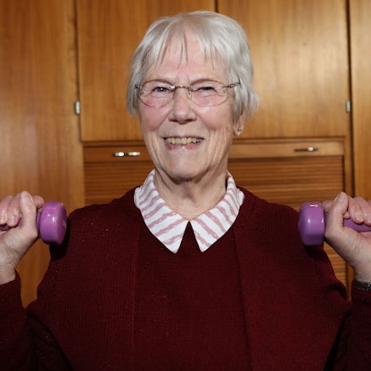 Helga Niggenaber (85) beim Gymnastikkurs im Gemeindesaal: „Nach einer Stunde Bewegung geht es mir gut!“
