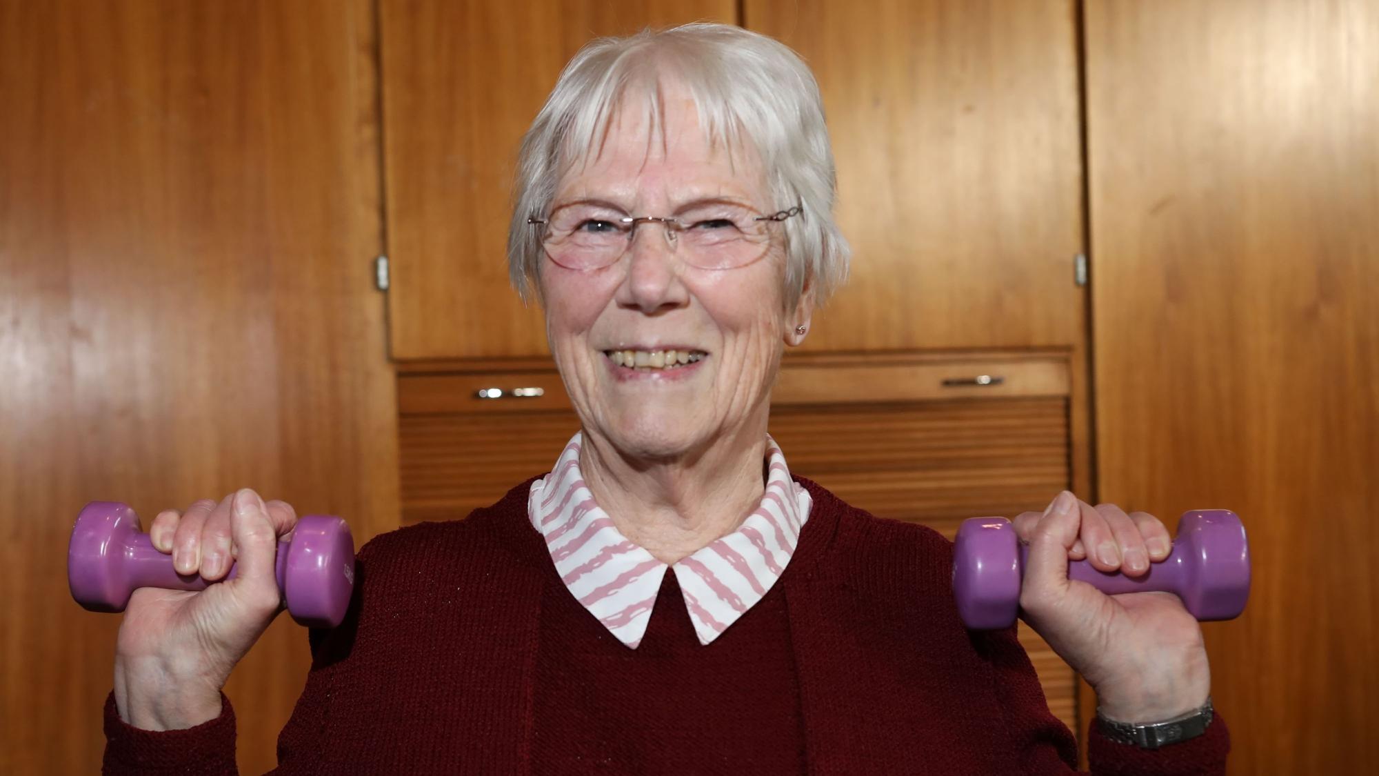 Helga Niggenaber (85) beim Gymnastikkurs im Gemeindesaal: „Nach einer Stunde Bewegung geht es mir gut!“