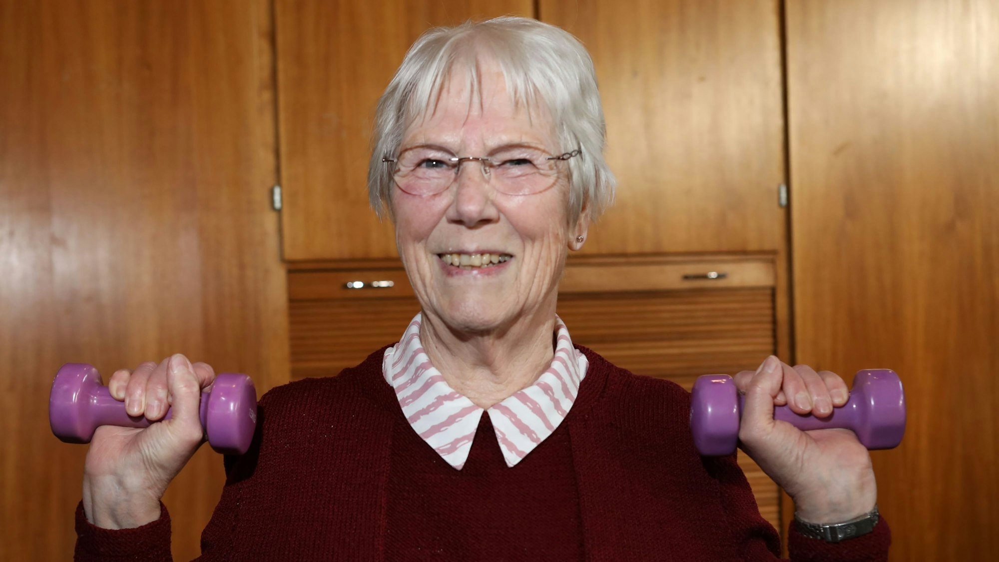 Helga Niggenaber (85) beim Gymnastikkurs im Gemeindesaal: „Nach einer Stunde Bewegung geht es mir gut!“