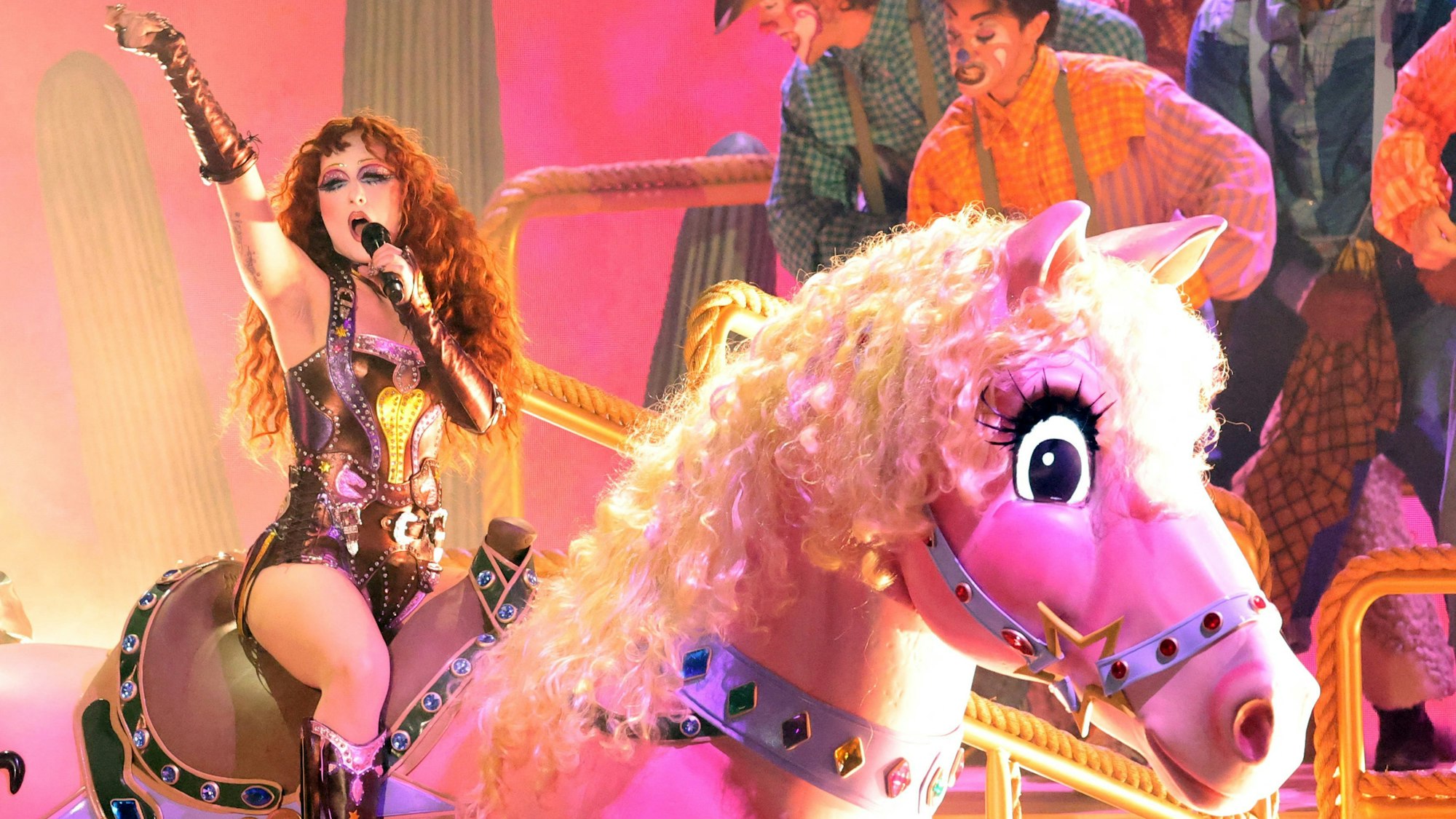 LOS ANGELES, KALIFORNIEN - 02. FEBRUAR: Chappell Roan performt auf der Bühne während der 67. GRAMMY Awards in der Crypto.com Arena am 02. Februar 2025 in Los Angeles, Kalifornien.