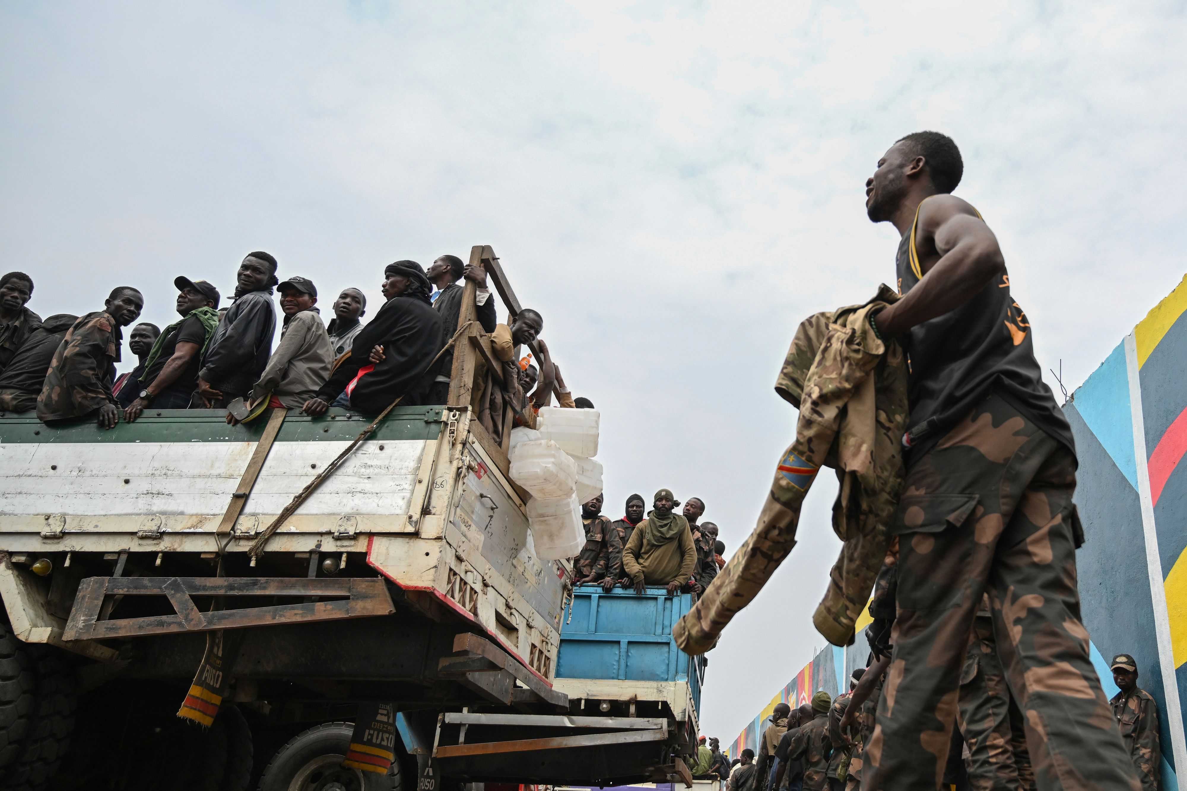 ARCHIV - 30.01.2025, Demokratische Republik Kongo, Goma: Regierungssoldaten und Polizisten, die sich den M23-Rebellen ergeben haben, besteigen einen Lastwagen, der sie an einen unbekannten Ort bringt. Jetzt organisiert Kenia einen Krisengipfel, um in dem Konflikt zu vermitteln. (zu dpa: «Kongo-Konflikt: Kenia setzt regionalen Krisengipfel an») Foto: Moses Sawasawa/AP/dpa +++ dpa-Bildfunk +++