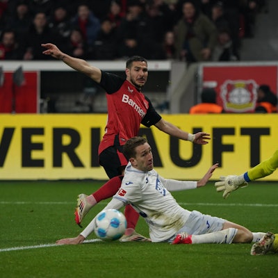 Fussball, 1 Bundesliga, Saison 2024/2025, Bayer 04 Leverkusen- TSG 1899 Hoffenheim 02.02.2025, Bayarena Leverkusen Emiliano Buendia Stati, Bayer 04 Leverkusen , Arthur Chaves, Luca Dante Philipp *** Soccer, 1 Bundesliga, Season 2024 2025, Bayer 04 Leverkusen TSG 1899 Hoffenheim 02 02 2025, Bayarena Leverkusen Emiliano Buendia Stati, Bayer 04 Leverkusen , Arthur Chaves, Luca Dante Philipp