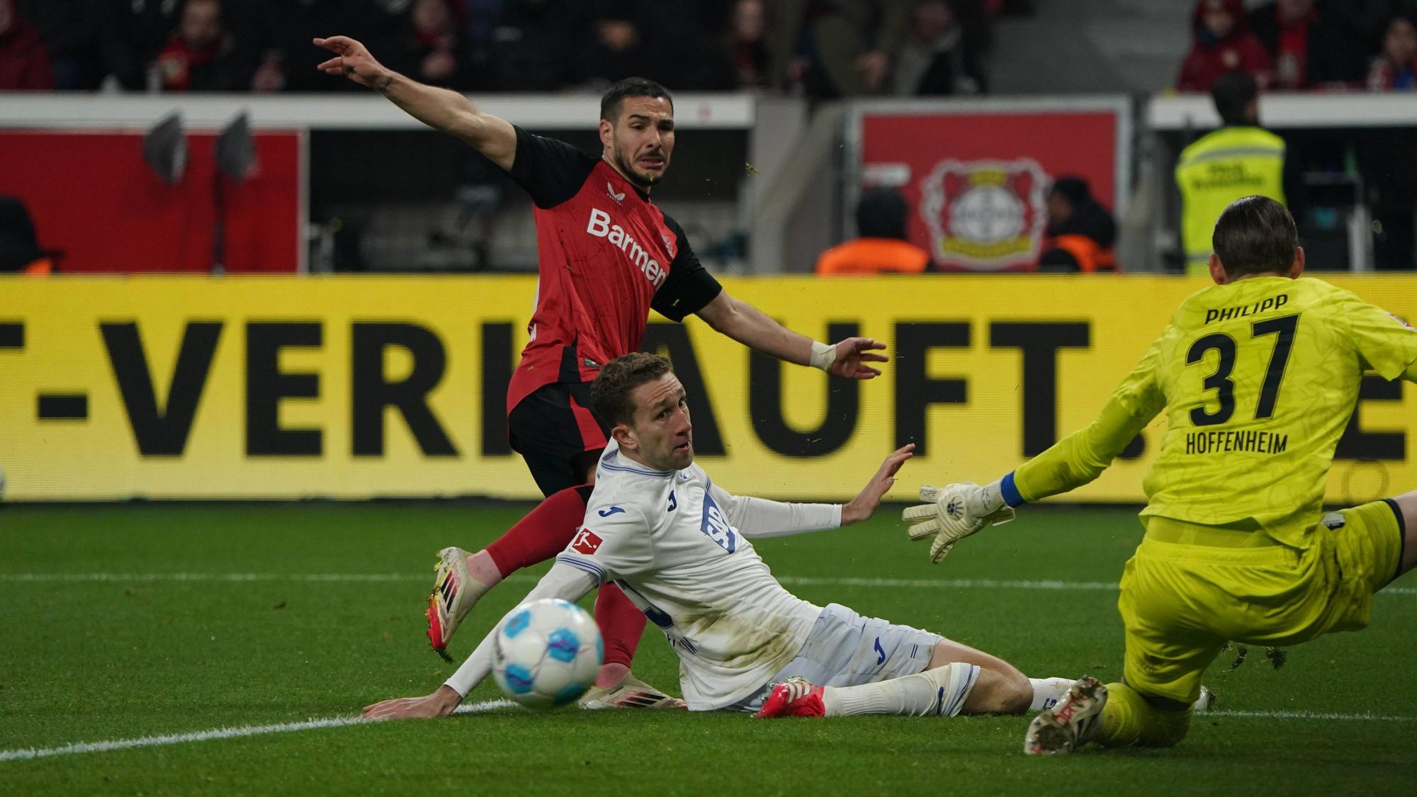 Fussball, 1 Bundesliga, Saison 2024/2025, Bayer 04 Leverkusen- TSG 1899 Hoffenheim 02.02.2025, Bayarena Leverkusen Emiliano Buendia Stati, Bayer 04 Leverkusen , Arthur Chaves, Luca Dante Philipp *** Soccer, 1 Bundesliga, Season 2024 2025, Bayer 04 Leverkusen TSG 1899 Hoffenheim 02 02 2025, Bayarena Leverkusen Emiliano Buendia Stati, Bayer 04 Leverkusen , Arthur Chaves, Luca Dante Philipp
