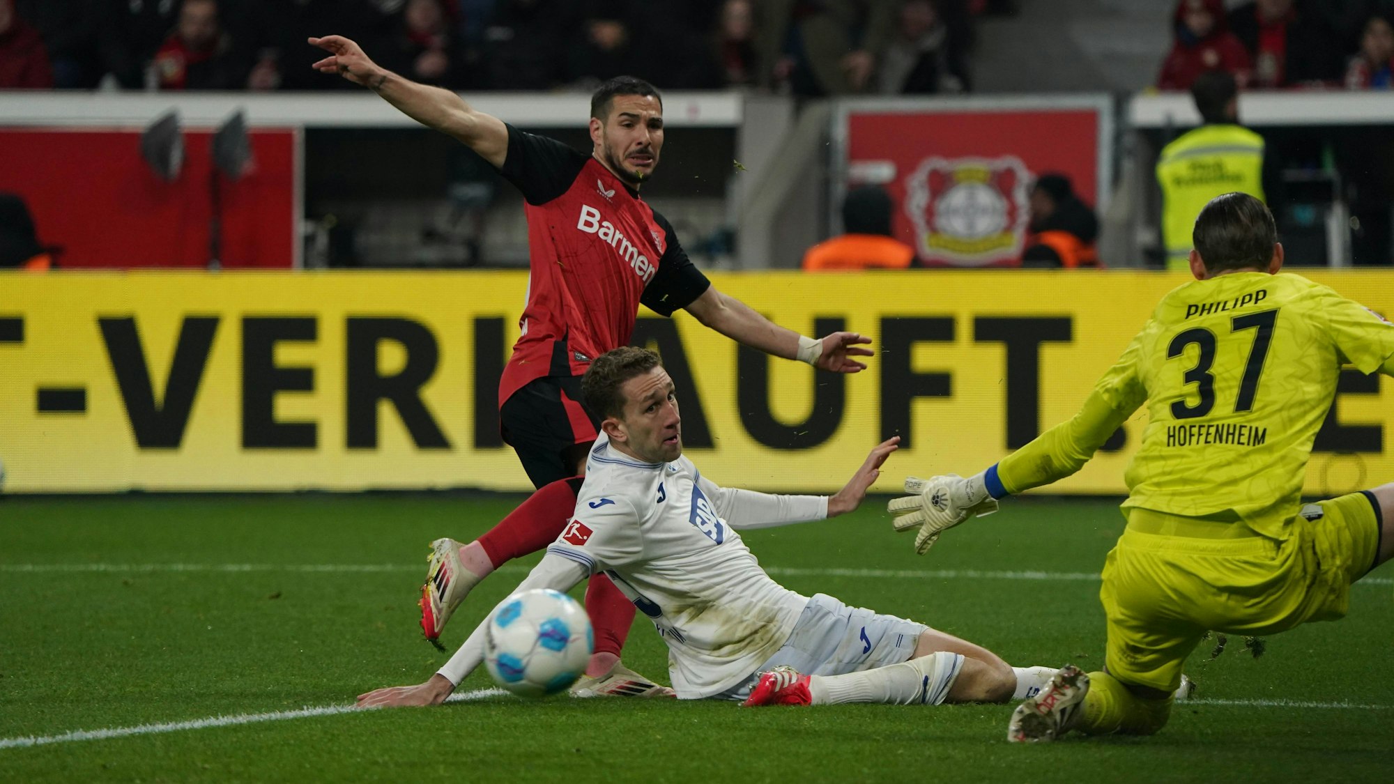 Fussball, 1 Bundesliga, Saison 2024/2025, Bayer 04 Leverkusen- TSG 1899 Hoffenheim 02.02.2025, Bayarena Leverkusen Emiliano Buendia Stati, Bayer 04 Leverkusen , Arthur Chaves, Luca Dante Philipp *** Soccer, 1 Bundesliga, Season 2024 2025, Bayer 04 Leverkusen TSG 1899 Hoffenheim 02 02 2025, Bayarena Leverkusen Emiliano Buendia Stati, Bayer 04 Leverkusen , Arthur Chaves, Luca Dante Philipp