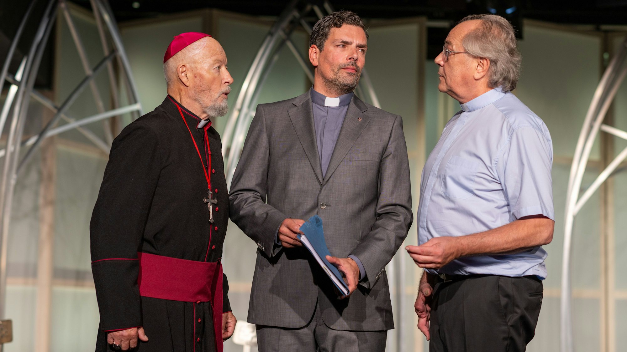 Bill Mockridge, Armin Riahi und Hartmut Volle (v.l.) im Stück „Kardinalfehler“ im Theater am Dom
