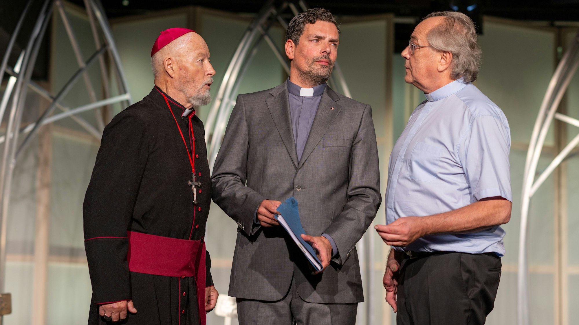 Bill Mockridge, Armin Riahi, Hartmut Volle in "Kardinalfehler" im Theater am Dom