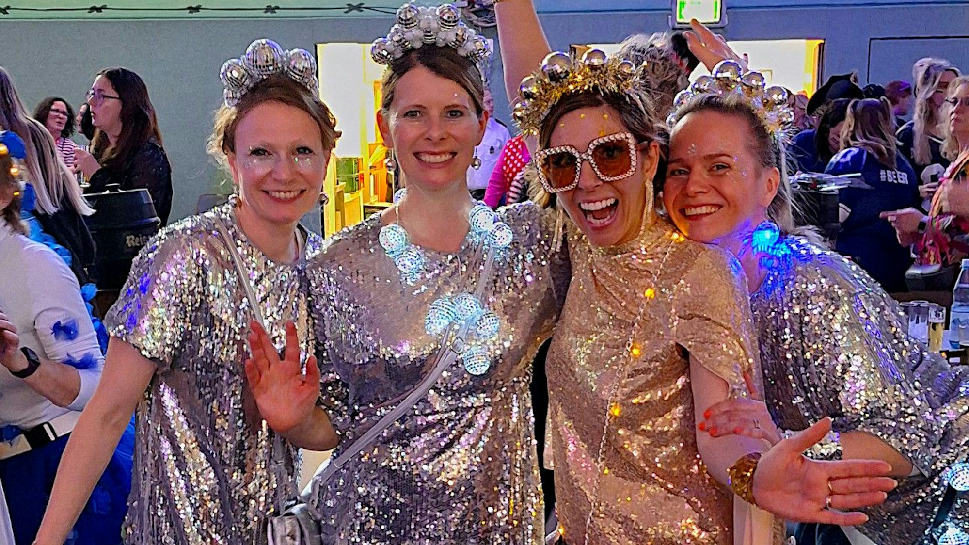 Im Glitzerlook präsentieren sich fünf Damen auf der Sitzung.