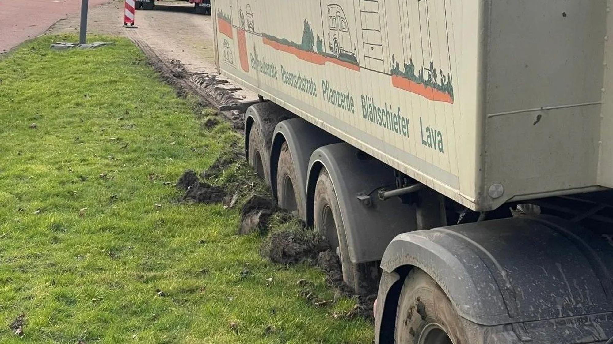 Im Neulandpark in Wiesdorf hatte sich ein Lkw festgefahren.